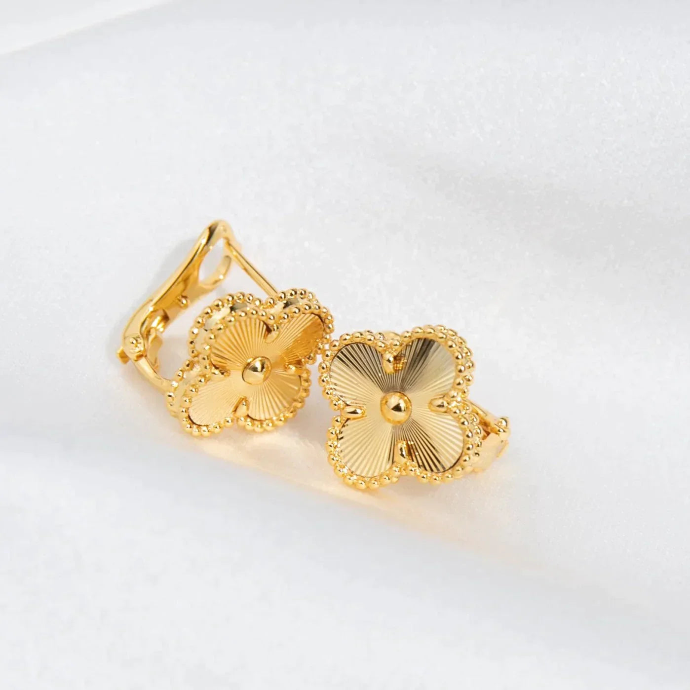 VINTAGE CLOVER EARRINGS GOLD