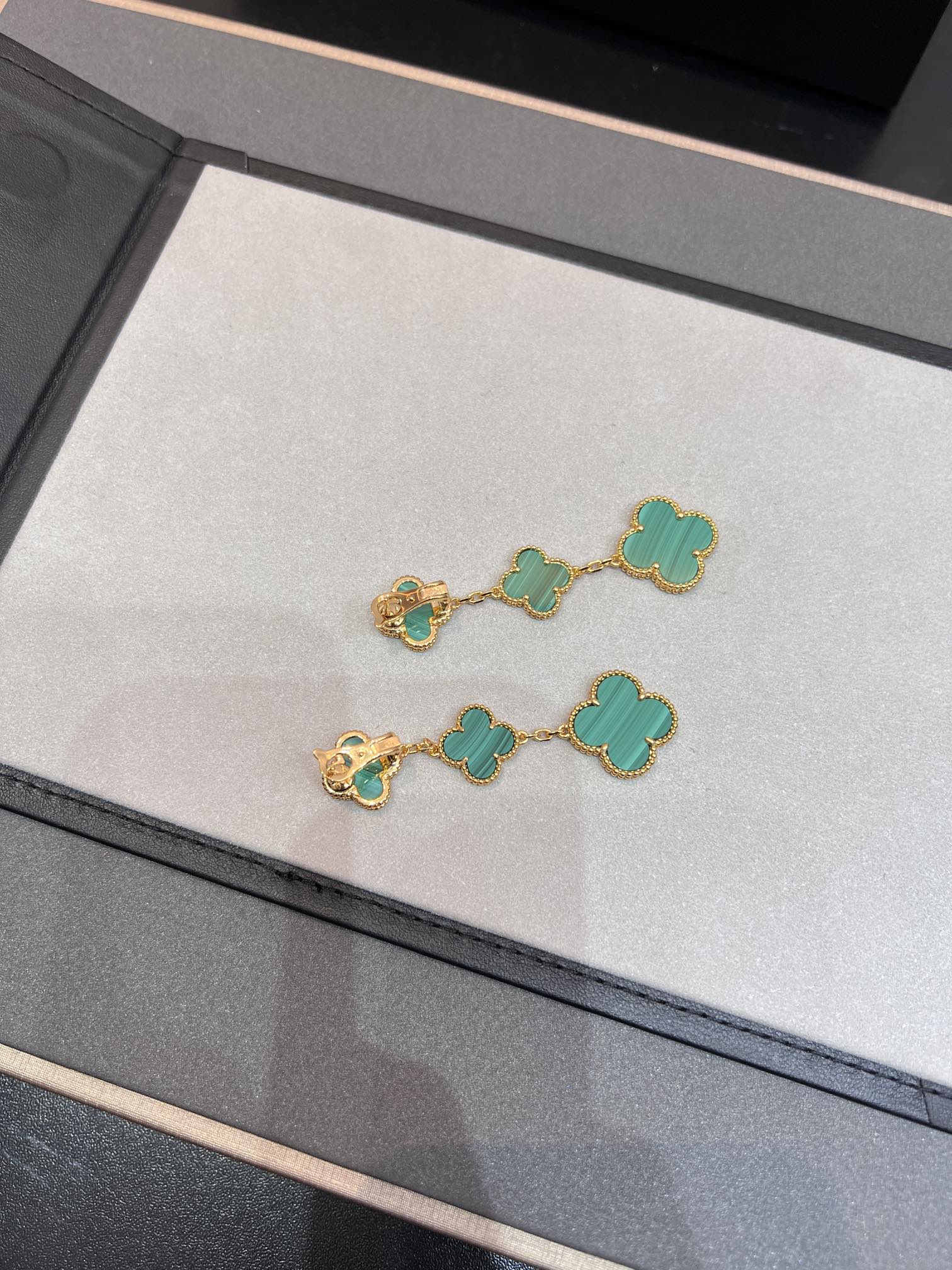 CLOVER MALACHITE 3 MOTIFS GOLD EARRINGS