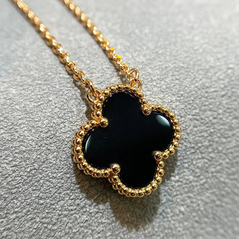 CLOVER PENDANT ONYX NECKLACE