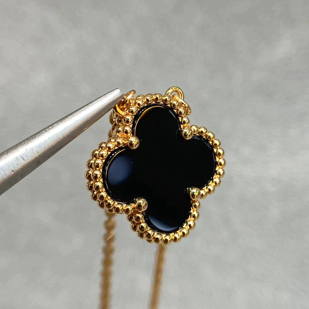 CLOVER PENDANT ONYX NECKLACE