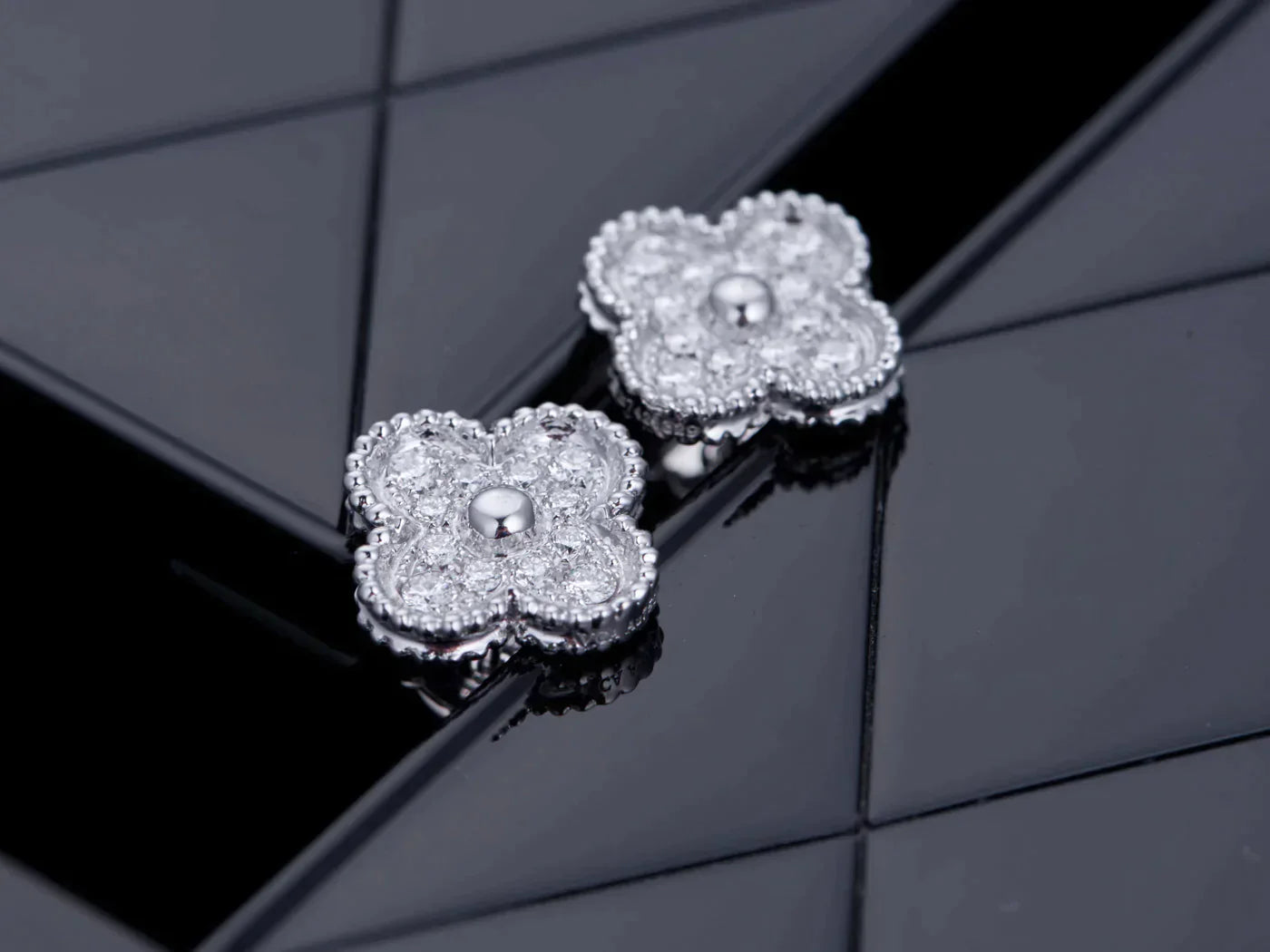 CLOVER SILVER DIAMOND STUD EARRINGS