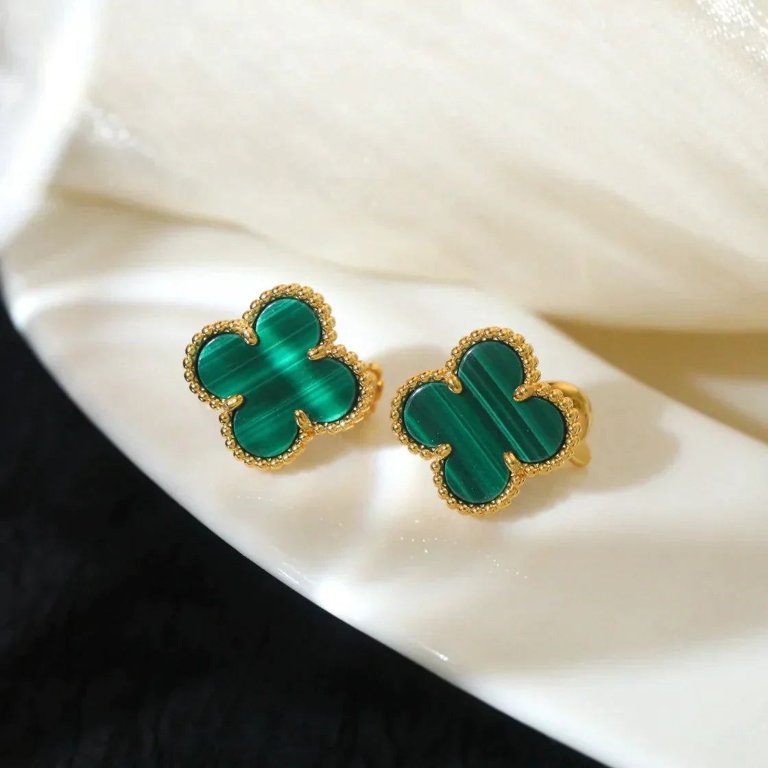 CLOVER MEDIUM GOLD MALACHITE STUD EARRINGS